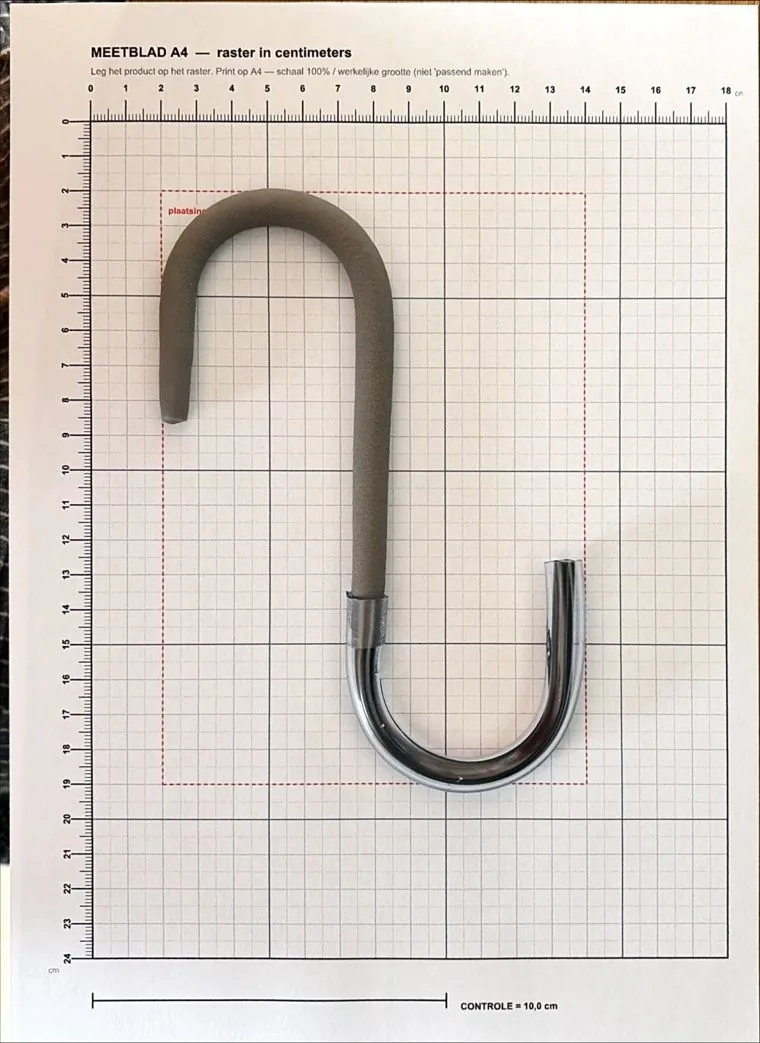 Het volledige A4-meetblad met de bakfietshaak op een raster in centimeters: de haak is ongeveer 17 cm lang en 12 cm breed.